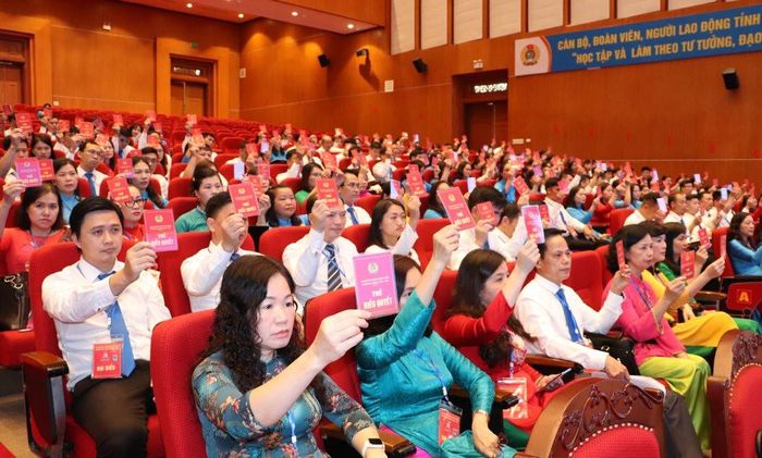 Đại hội tiến hành biểu quyết bầu Đoàn Chủ tịch, Đoàn Thư ký, Ban Thẩm tra tư cách đại biểu