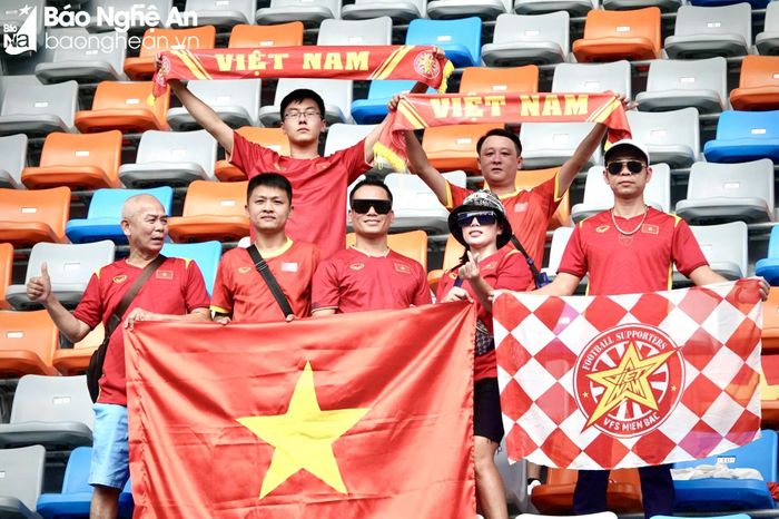 Huấn luyện viên Hoàng Anh Tuấn xúc động vì sự cổ vũ của các cổ động viên Việt Nam. Ảnh: Thụy An