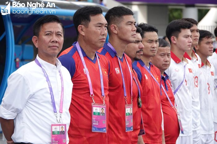 Huấn luyện viên Hoàng Anh Tuấn không hài lòng về các học trò ở trận ra quân ASIAD 19. Ảnh: Thụy An