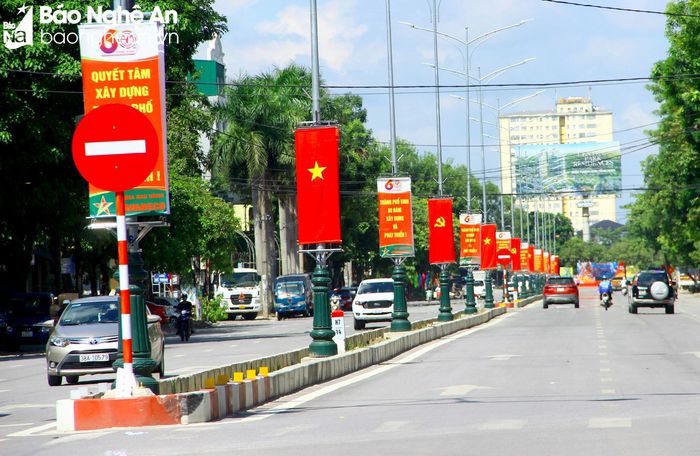  Dải cờ đỏ sao vàng, băng rôn kéo dài trên tuyến đường Phan Đình Phùng. Đây cũng là tuyến đường mới được mở rộng để chào mừng 60 năm thành lập TP. Vinh. Ảnh: P.V 