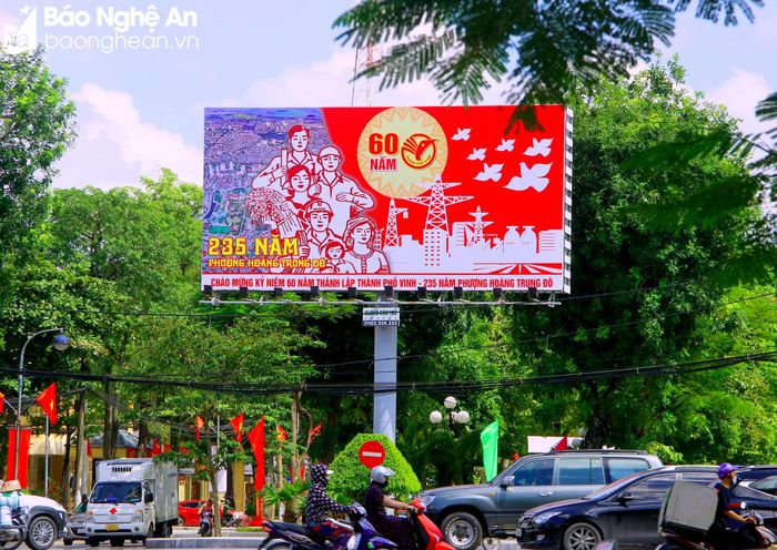  Những bảng biển tuyên truyền được lắp đặt tại các điểm giao thông lớn của thành phố, nơi có mật độ phương tiện đi lại đông đúc để mọi người có thể quan sát, nhắc nhớ về ngày lễ lớn của thành phố. Ảnh: P.V 