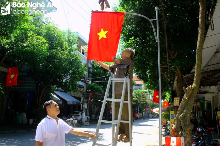  Ông Phan Thanh Hùng - Khối trưởng khối Hồng Sơn, phường Hồng Sơn phấn khởi: 60 năm hình thành và phát triển thành phố là một cột mốc đáng nhớ với tất cả người dân TP.Vinh, ai nấy cũng đều tự hào, xúc động khi được chứng kiến thành Vinh đổi thay từng ngày. Khối chúng tôi đã tuyên truyền trên loa phát thanh, đề nghị toàn bộ các hộ dân trên các tuyến đường Thái Phiên, Lê Huân, Cao Xuân Huy... đồng loạt treo cờ để thể hiện tình yêu quê hương, đất nước nói chung và TP. Vinh nói riêng. Bà con đều có tinh thần đoàn kết, tự giác thực hiện rất cao. Ảnh: P.V 