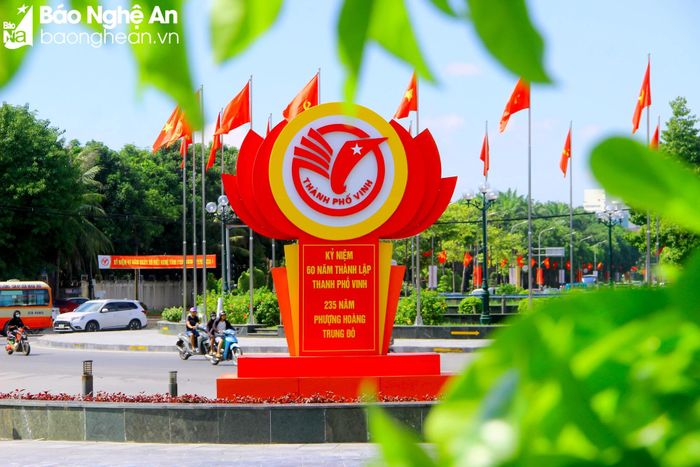  Công tác chỉnh trang đường phố để chào đón ngày lễ kỷ niệm được TP.Vinh chỉ đạo các phường, xã, lực lượng chức năng thực hiện đồng bộ. Các hình thức tuyên truyền đa dạng, trực quan, sinh động, đầy màu sắc trên từng con phố. Ảnh: P.V 