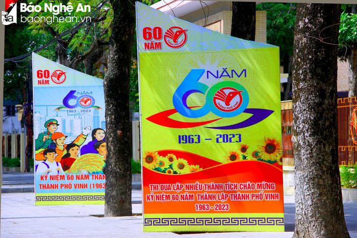  Những tấm panô, áp phích tuyên truyền, cổ động chào mừng 60 năm thành lập TP. Vinh xuất hiện nhiều trên các con đường. Ảnh: P.V 