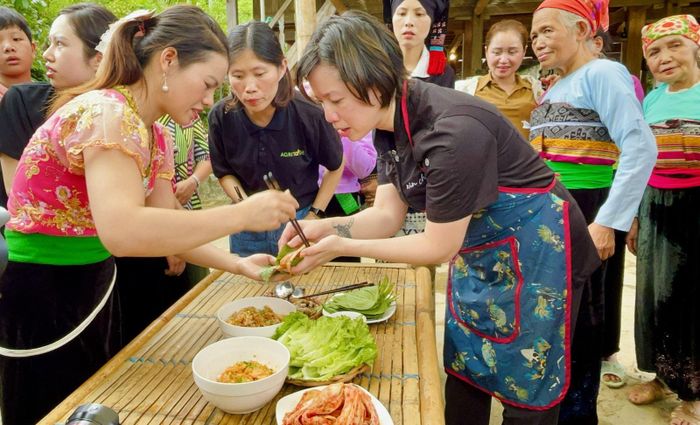 Christine Hà hướng dẫn phụ nữ dân tộc thiểu số thưởng thức món ăn do cô nấu.
