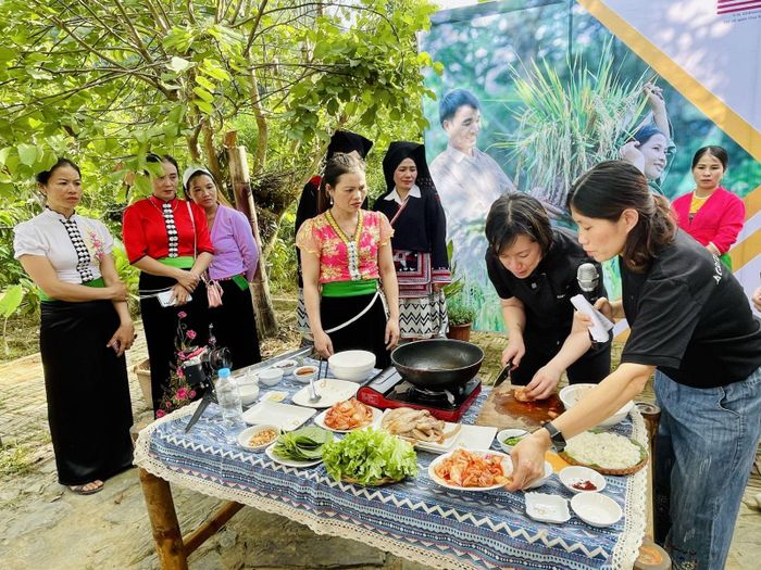 Christine Hà trổ tài nấu món Hàn Quốc bằng nguyên liệu Việt Nam tại bản Bướt.
