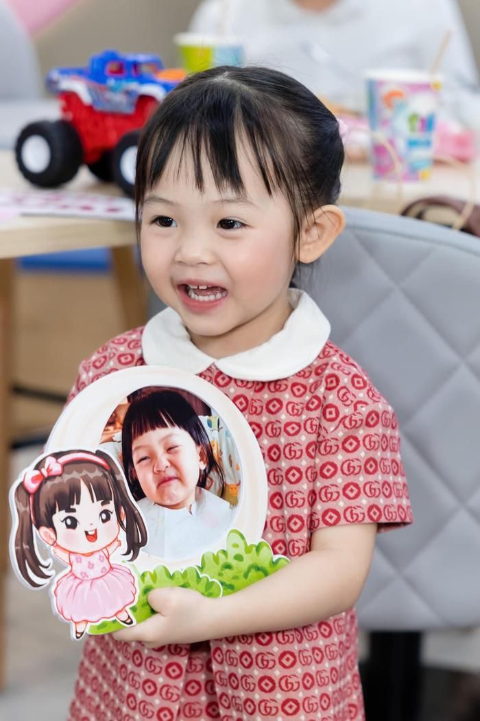 Ái nữ Suchin khiến Đàm Thu Trang phì cười khi trả lời vô cùng hồn nhiên. 