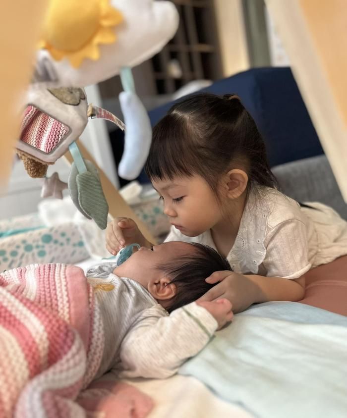 Dù mới chỉ 3 tuổi, thế nhưng bé Suchin đã vô cùng hiểu chuyện khi biết phụ giúp mẹ chăm sóc em trai Sutin vừa chào đời. 