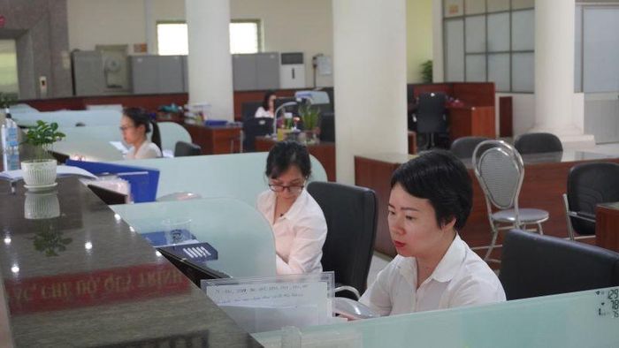Công chức KBNN đang thực hiện tổng hợp BCTCNN. Ảnh: H.T