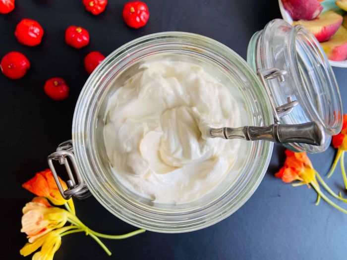 Sữa chua Hy Lạp rất giàu selen và vitamin B12.