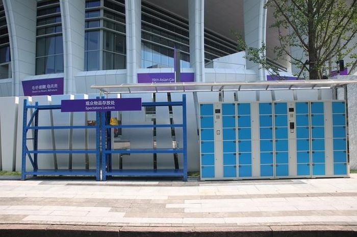 Hệ thống tủ locker tự động bên ngoài sân Linping, nơi người dùng chỉ cần quét mã để đóng và mở tủ một cách tự động. Ảnh: Hoàng Linh
