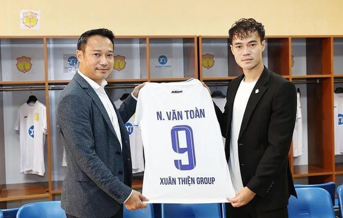 Văn Toàn chính thức gia nhập CLB Nam Định