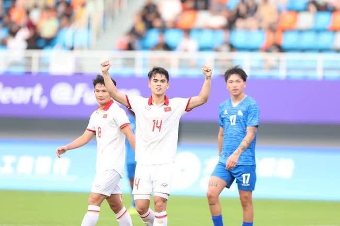 HLV Hoàng Anh Tuấn cho biết Olympic Việt Nam đặt mục tiêu kiếm điểm trước Olympic Iran. Ảnh: Hoàng Linh