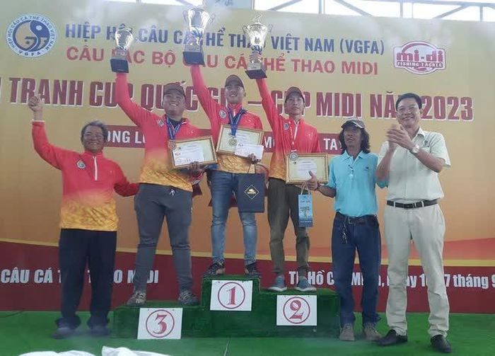 Các kỳ thủ giành thứ hạng cao tại giải câu cá thể thao Cúp quốc gia 2023. ẢNH: VGFA