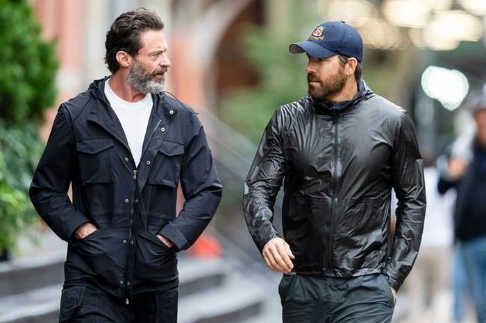 Ảnh chụp Hugh Jackman đi chơi cùng Ryan Raynolds sau khi đưa ra tuyên bố gây sốc