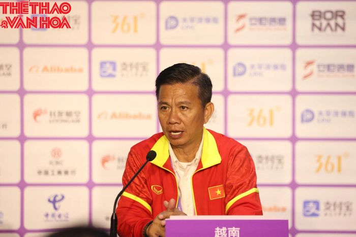 HLV Hoàng Anh Tuấn muốn vực dậy tinh thần cho các học trò.Ảnh: Hoàng Linh
