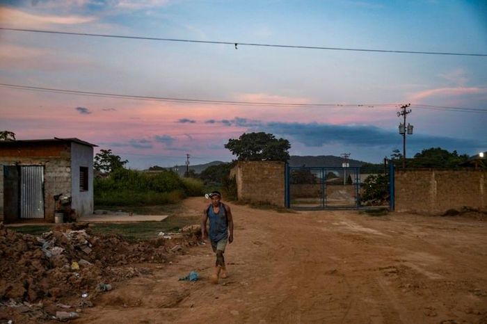 Venezuela chịu khủng hoảng kinh tế nghiêm trọng từ 2013, được cho là do quản lý yếu kém về chính trị, lệnh trừng phạt của Mỹ và phụ thuộc quá mức vào trữ lượng dầu mỏ của nước này.