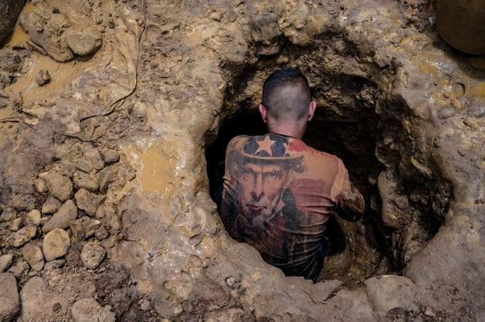 “Với số tiền kiếm được, em có thể mua đồ cho mình giày dép, quần áo... đôi khi là một ít đồ ngọt" - cậu nói.