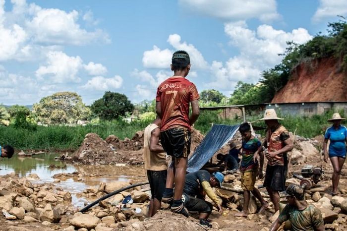 GDP đã giảm 80% và siêu lạm phát đã làm xói mòn sức mua. Khoảng 7 triệu trong số 30 triệu người của đất nước này đã rời đi để tìm kiếm cuộc sống tốt hơn ở nơi khác.