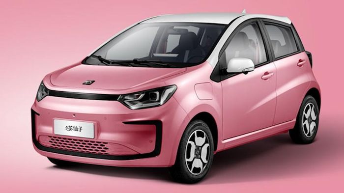  Ở phía trước, mẫu hatchback chạy điện này được trang bị lưới tản nhiệt khép kín, thân xe có thiết kế 2 tông màu. Khu vực đuôi xe cũng được thiết kế tương đối táo bạo với cụm đèn hậu full-LED nằm ở 2 bên với thiết kế vuông vắn khá đặc trưng. 