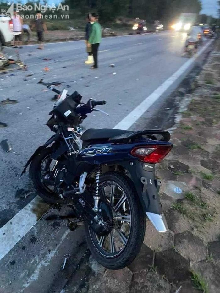 Một trong hai chiếc xe máy do nhóm học sinh điều khiển chưa có biển số. Ảnh: Thanh Yên