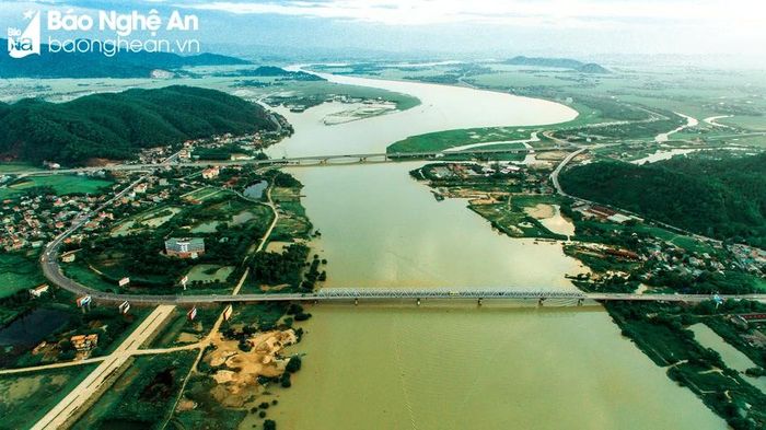  Cầu Bến Thủy I và II bắc qua sông Lam nối Nghệ An và Hà Tĩnh. Ảnh tư liệu: Sách Nguyễn 