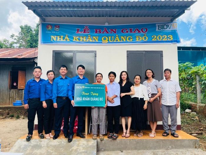 Các đơn vị bàn giao nhà Khăn quàng đỏ cho em Ksor Bik. Ảnh: M.N