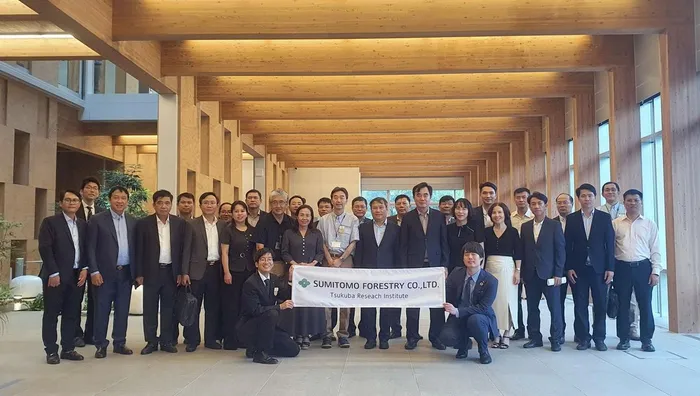 Đoàn công tác tỉnh Quảng Bình chụp ảnh lưu niệm cùng cán bộ Viện nghiên cứu Tsukuba, Tập đoàn Lâm nghiệp Sumitomo. Ảnh: Ngọc Mai
