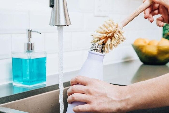 Nước rửa chén giúp làm sạch mùi hôi bình giữ nhiệt một cách nhanh chóng. (Ảnh: Better Homes &amp; Gardens)