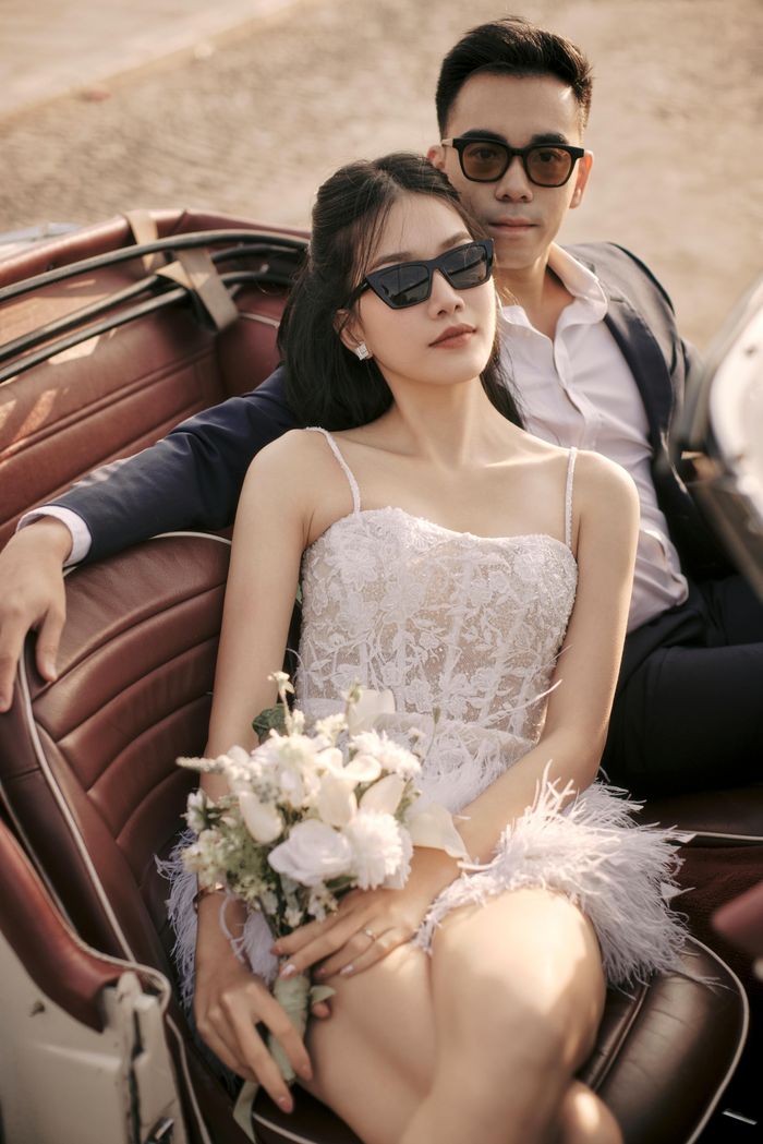 Với khung cảnh lãng mạn dưới chân tháp Eiffel, Phương Anh chọn cho mình 2 thiết kế với 2 phong cách khác nhau. Kiểu dáng ngắn trẻ trung kết hợp giữa chất liệu ren và tua rua là điểm cộng cho toàn bộ thiết kế.