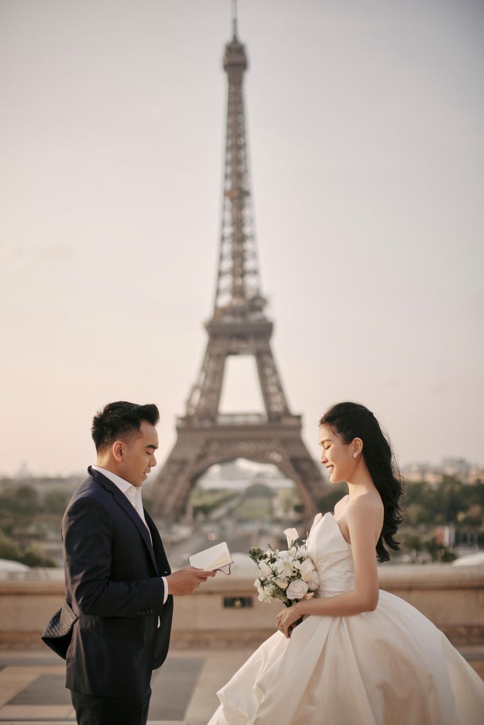 Trong bộ ảnh cưới, Á hậu chọn cho mình những chiếc đầm trắng với nhiều phong cách đa dạng từ trẻ trung đến thanh lịch. Trong khi đó, chú rể khá trung thành với các bộ vest tối màu lịch lãm.