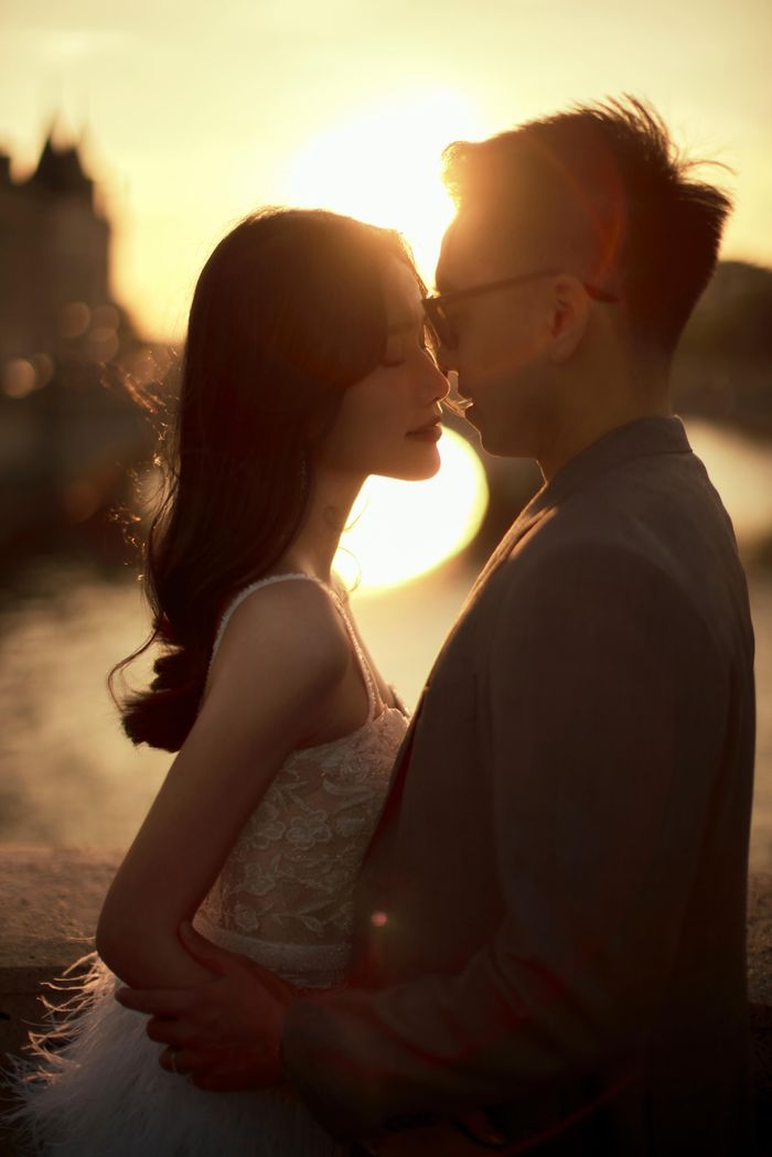 Phương Anh nổi tiếng là người đẹp có học vấn khủng, cô thành thạo hai ngoại ngữ, có chứng chỉ IELTS 8.0 và DALF C1 tiếng Pháp. Mỹ nhân 9X tốt nghiệp thủ khoa ngành Kinh Doanh tại Đại học RMIT và đứng trong top 15% sinh viên có điểm tốt nghiệp cao nhất của ngành. Hiện tại, Phương Anh đang làm công việc biên tập viên và theo học thạc sĩ ngành Thương mại Toàn cầu (Master of Global Trade) ở RMIT.