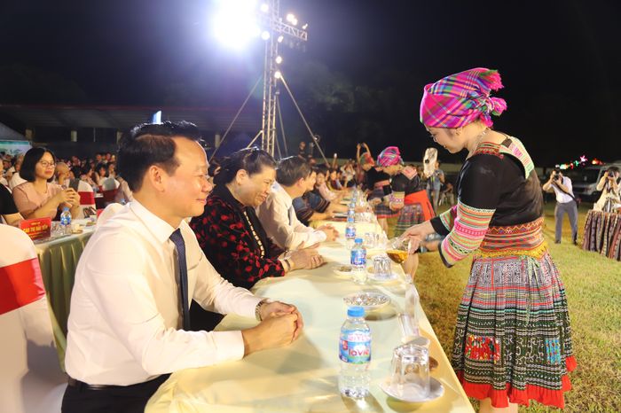  Mời các đại biểu tham dự những ly trà do các nghệ nhân pha. Ảnh: Ngô Hùng