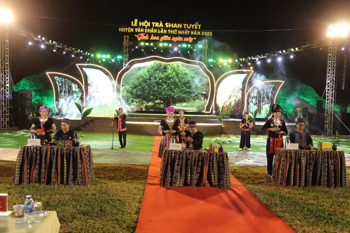 Mở đầu chương trình là màn biểu diễn cách pha trà đạo, thưởng trà. Ảnh: Ngô Hùng.