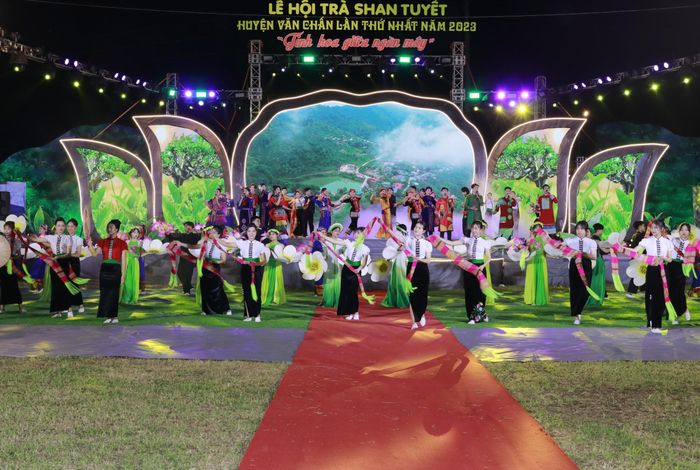 Những tiết mục nghệ thuật được dàn dựng công phu, hoành tráng trong Lễ khai mạc Lễ hội trà Shan tuyết "Tinh hoa giữa trời mây". Ảnh: Ngô Hùng.