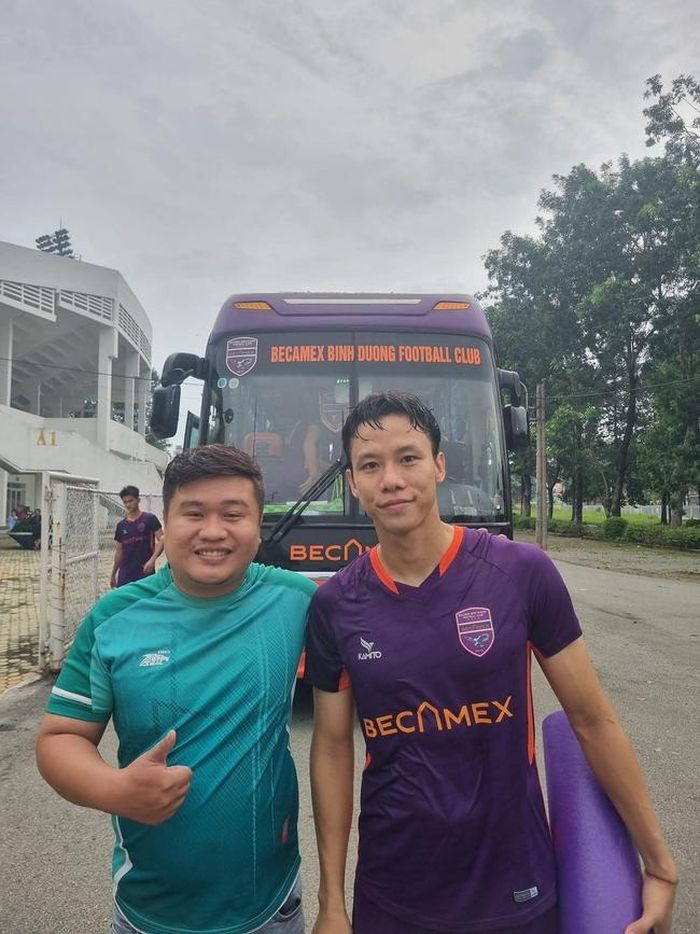 Quế Ngọc Hải chụp ảnh cùng CĐV sau khi luyện tập cùng CLB Bình Dương (Ảnh CĐV Bình Dương)