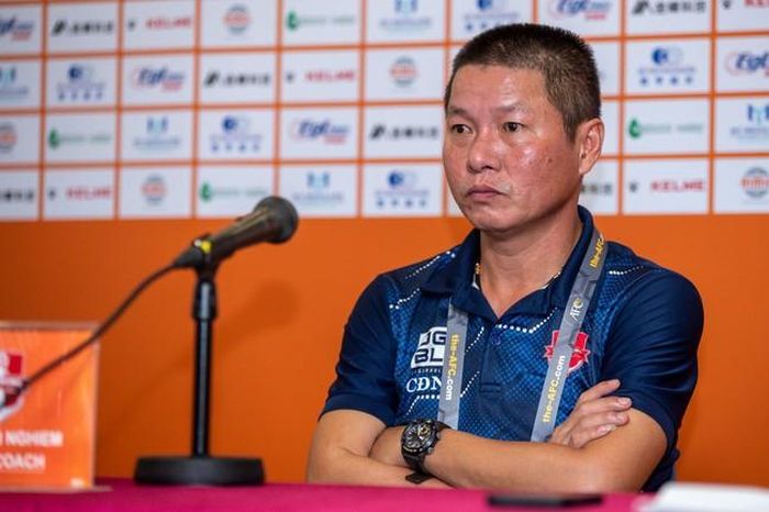 HLV Chu Đình Nghiêm không hài lòng với cầu thủ trong hiệp 1 (Ảnh: Getty)