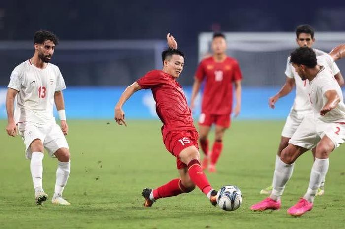 Hàng công Olympic Việt Nam gần như không có cơ hội khi gặp Olympic Iran. Ảnh: Hoàng Linh