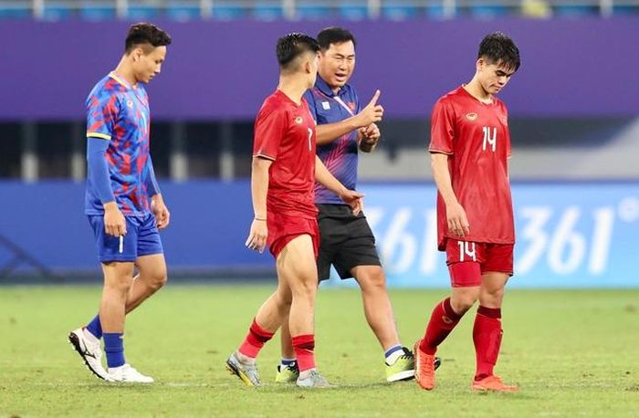 Nỗi buồn của Văn Khang cùng các đồng đội sau trận thua tối 21-9. Ảnh: Hoàng Linh