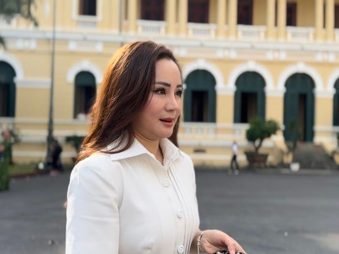 Gương mặt của Vy Oanh trông khác lạ qua loạt ảnh bị chụp. Ảnh: Dân Việt.