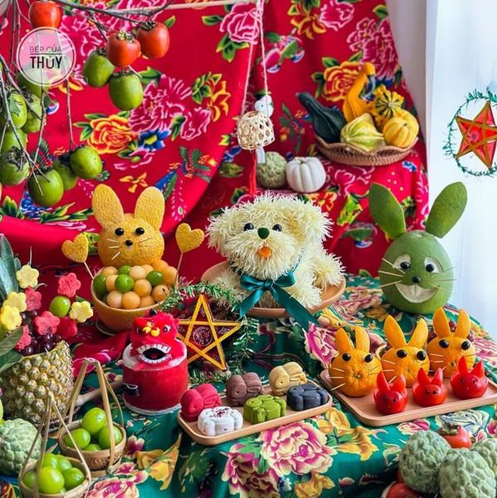 Ngoài ra, để mâm cỗ thêm phần sinh động, bắt mắt, các mẹ có thể trang trí thêm mũ giấy, bóng bay, hoa, nơ, lẵng, đồ chơi...