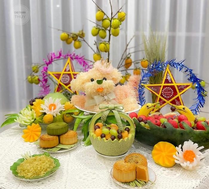 Để bày mâm cỗ Trung thu đẹp nhất, các bạn phải chú ý đến màu sắc hài hòa của các loại hoa quả, bánh trái.