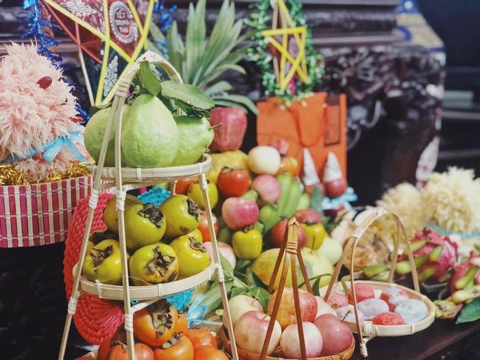 Ngoài chú chó bằng bưởi, bạn có thể bày thêm các loại hoa quả được tỉa khéo léo, bánh Trung thu và các loại hoa…