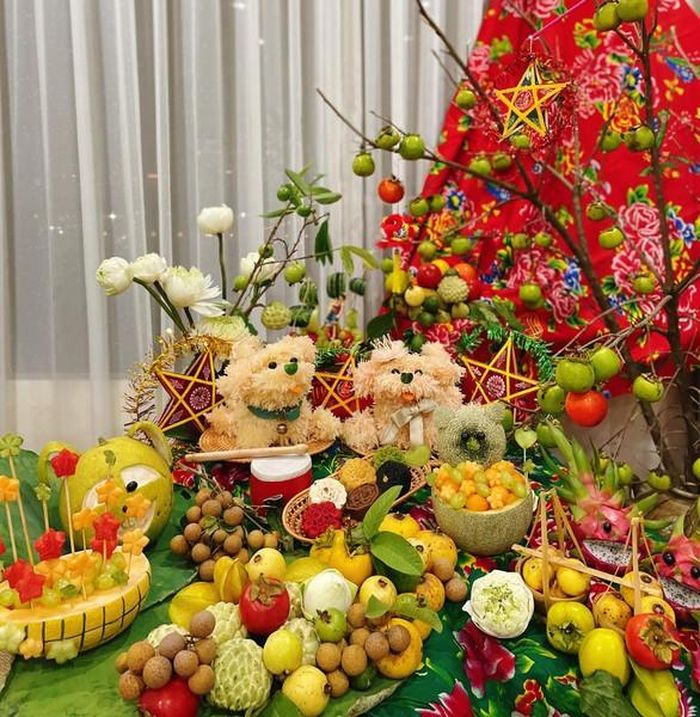 Một mâm cỗ trọn vẹn, đủ đầy sẽ không thể thiếu bánh Trung thu, hoa quả, đèn ông sao.