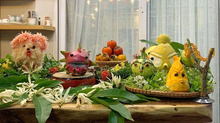 Theo cách bày mâm cỗ Trung thu này, trọng tâm nhất là chú chó được làm bằng tép bưởi. Cách làm chú chó bằng bưởi khá đơn giản nhưng hiệu quả rất mãn nhãn.