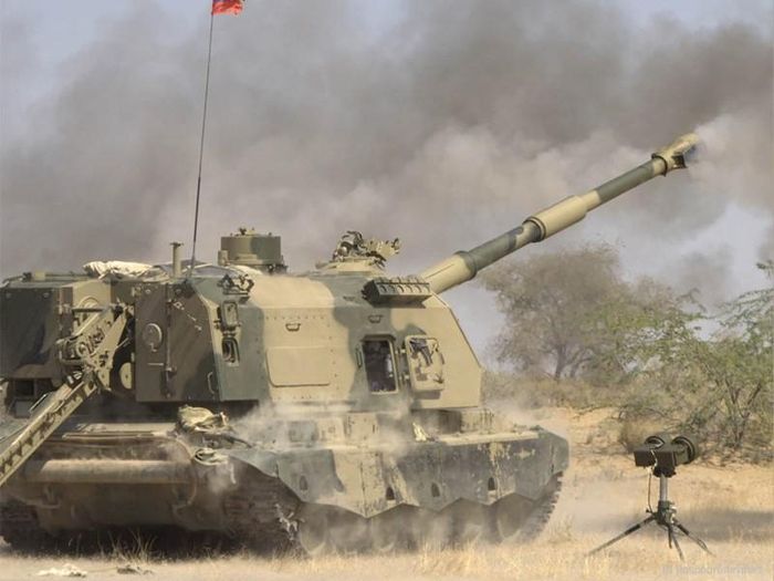 Người đại diện của Tập đoàn Rostec nhấn mạnh, pháo tự hành Msta-S hiện đại hóa đã nhận được động cơ điện phụ trợ để chạy một số hệ thống điện tử và điều hòa không khí mà không cần bật động cơ chính.