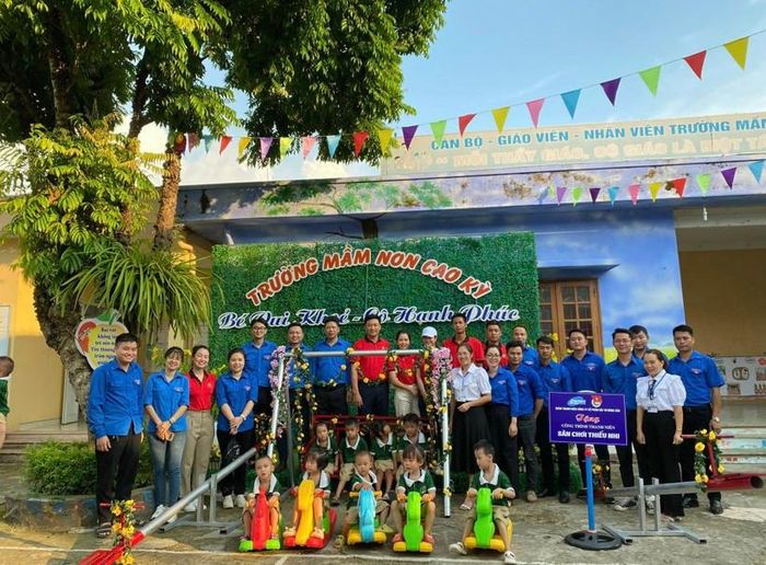 Sân chơi thiếu nhi được trao tặng cho các em học sinh trường Mầm non Cao Kỳ, huyện Chợ Mới, tỉnh Bắc Kạn.