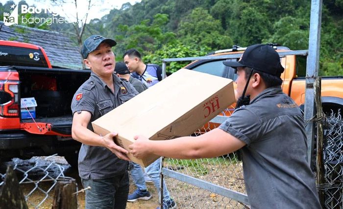  Nhiều vật dụng cần thiết để hoàn thiện bếp ăn đã được vận chuyển đến điểm trường Mầm non Huồi Mới. Ảnh: Thành Cường 