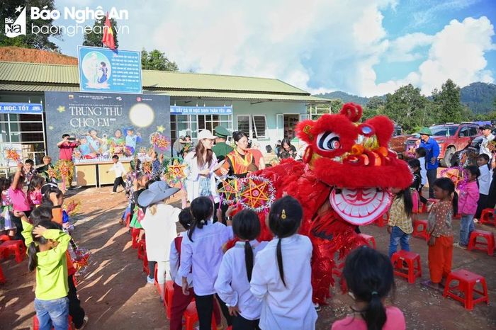  100% học sinh tại điểm trường Tiểu học Huồi Mới đều là dân tộc Mông. Ảnh: Thành Cường 