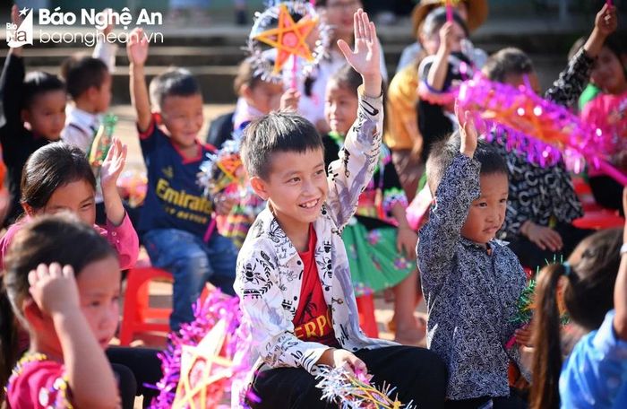  Học sinh điểm trường Tiểu học Huồi Mới lần đầu được vui Tết Trung thu. Ảnh: Thành Cường 